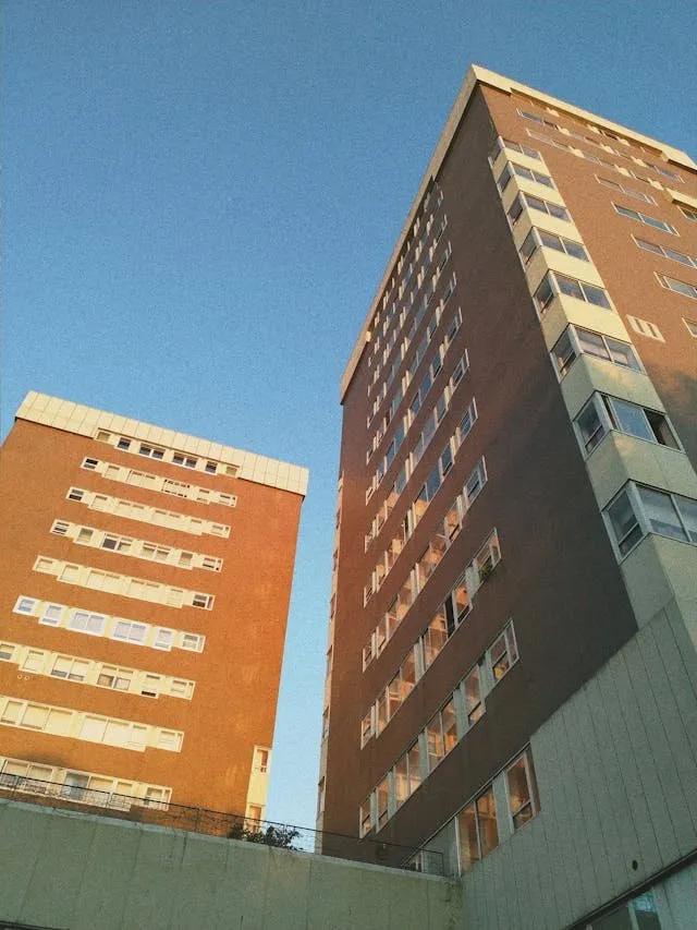 Edificios residenciales con instalación de medidores de agua