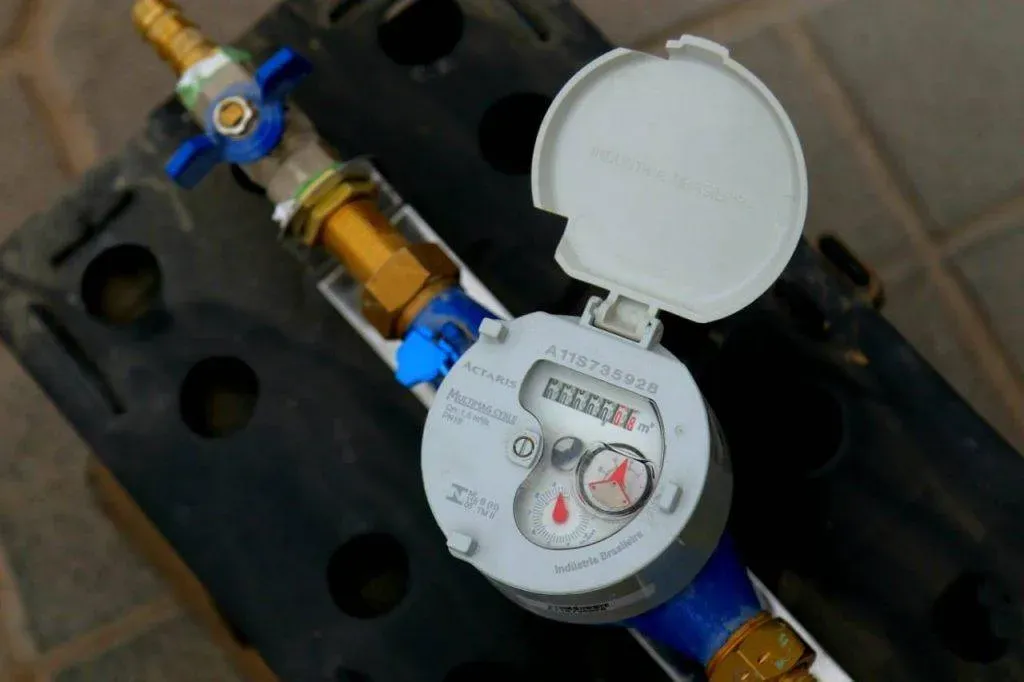 Medidores de agua instalados en infraestructura industrial