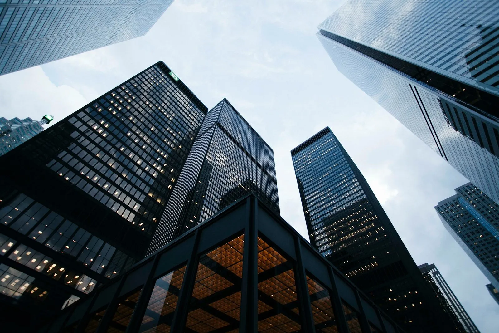 Edificios corporativos con diseño sostenible de eficiencia energética